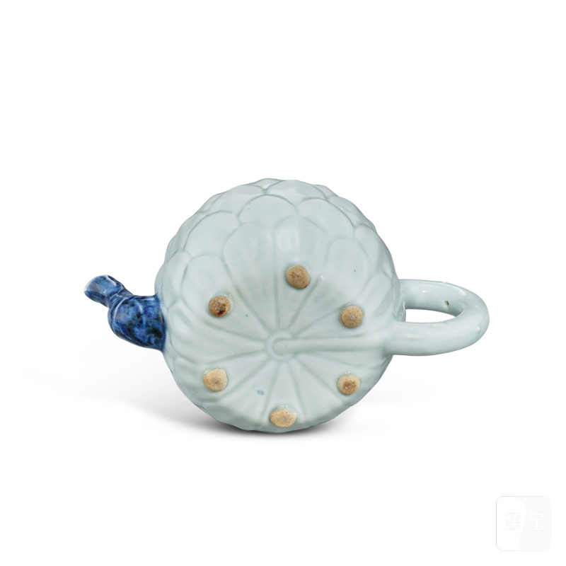 A blue and white 'lotus' teapot, Qing dynasty, 18th century | 清十八世紀 青花蓮藕紋茶壺 - 图3